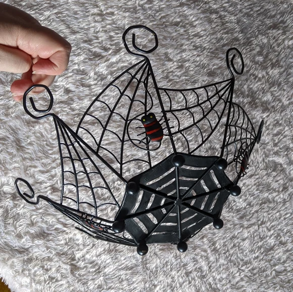 Spiderweb Basket - Picture 2 of 6